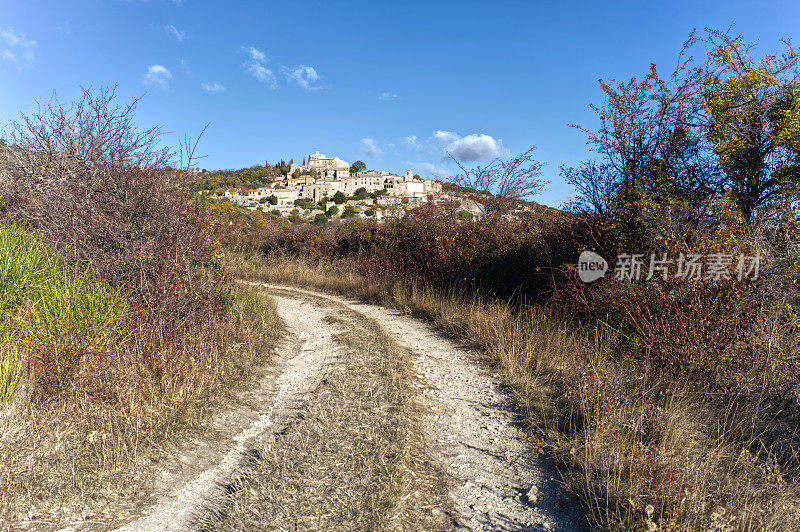 Simiane la Rotonde来自当地的一条乡村公路